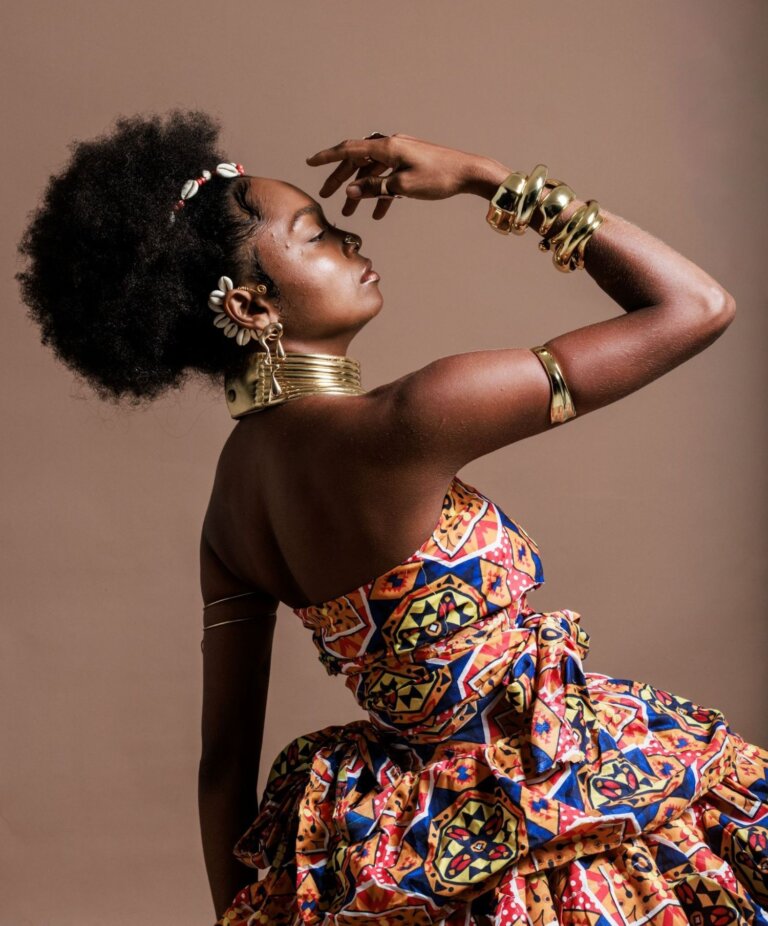 Uma rainha africana, muitas memórias: “A Saga de Agotimé” chega aos palcos de Belém