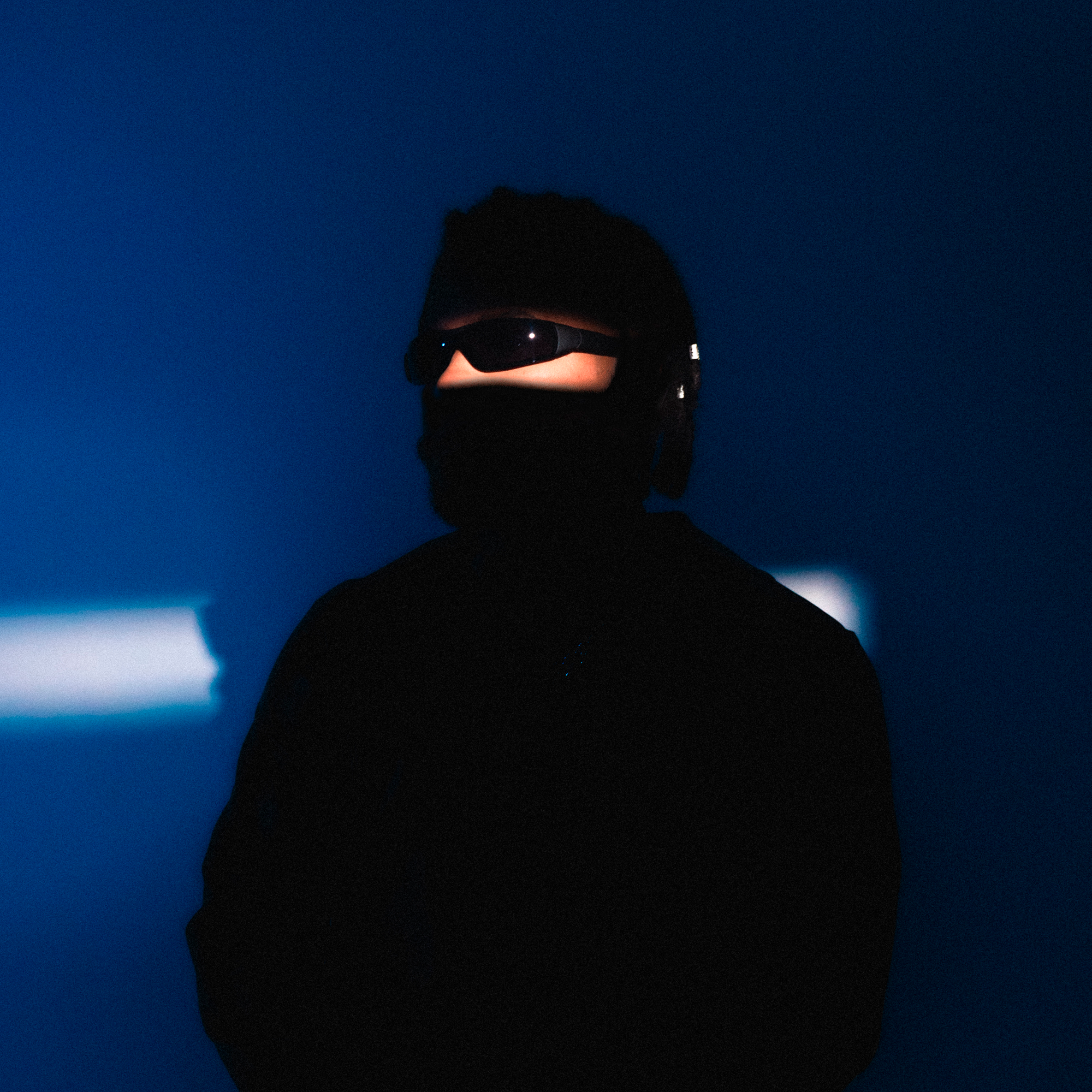 Jota SF emerge em nova fase com “SUBMERSO”, álbum que une trap, R&B e rap