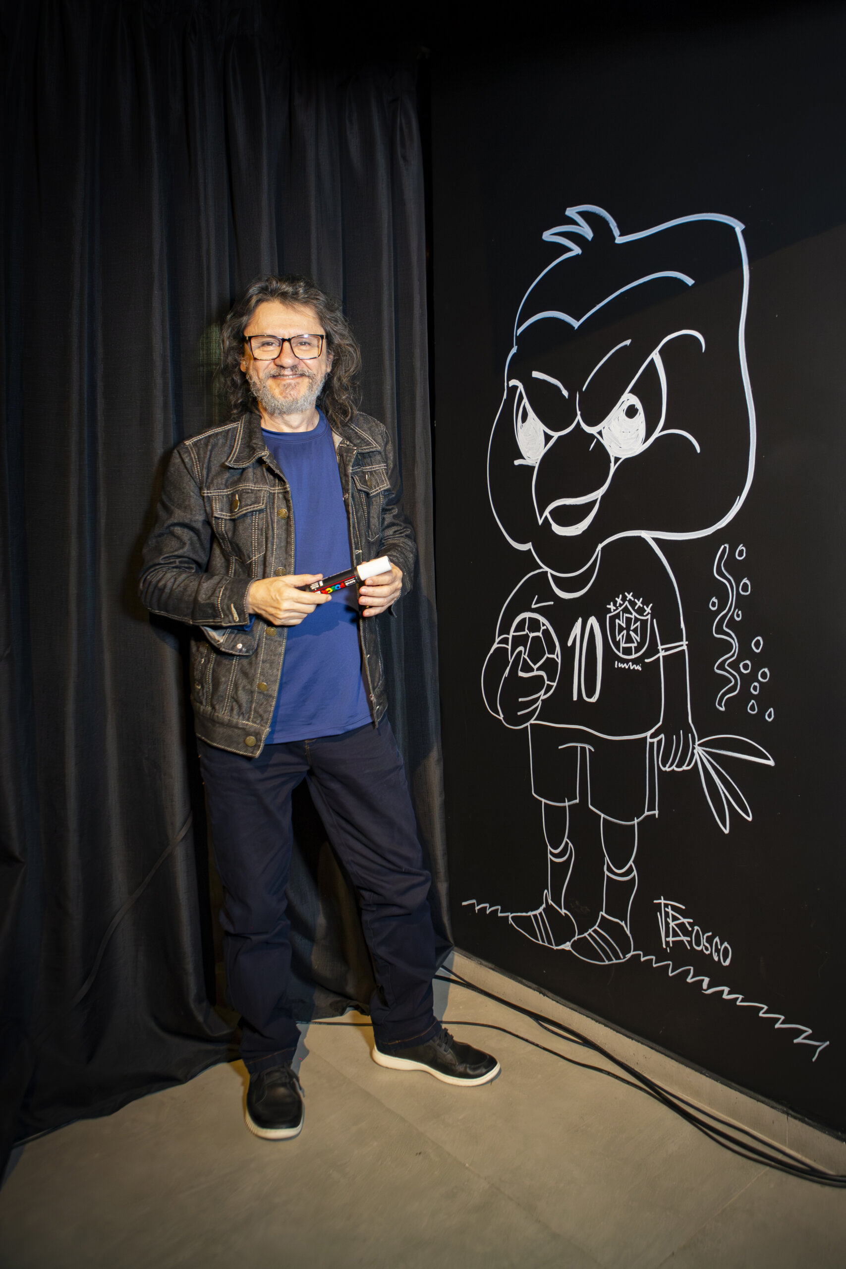 J. Bosco faz caricaturas ao vivo e transforma visitantes em personagens de sua arte