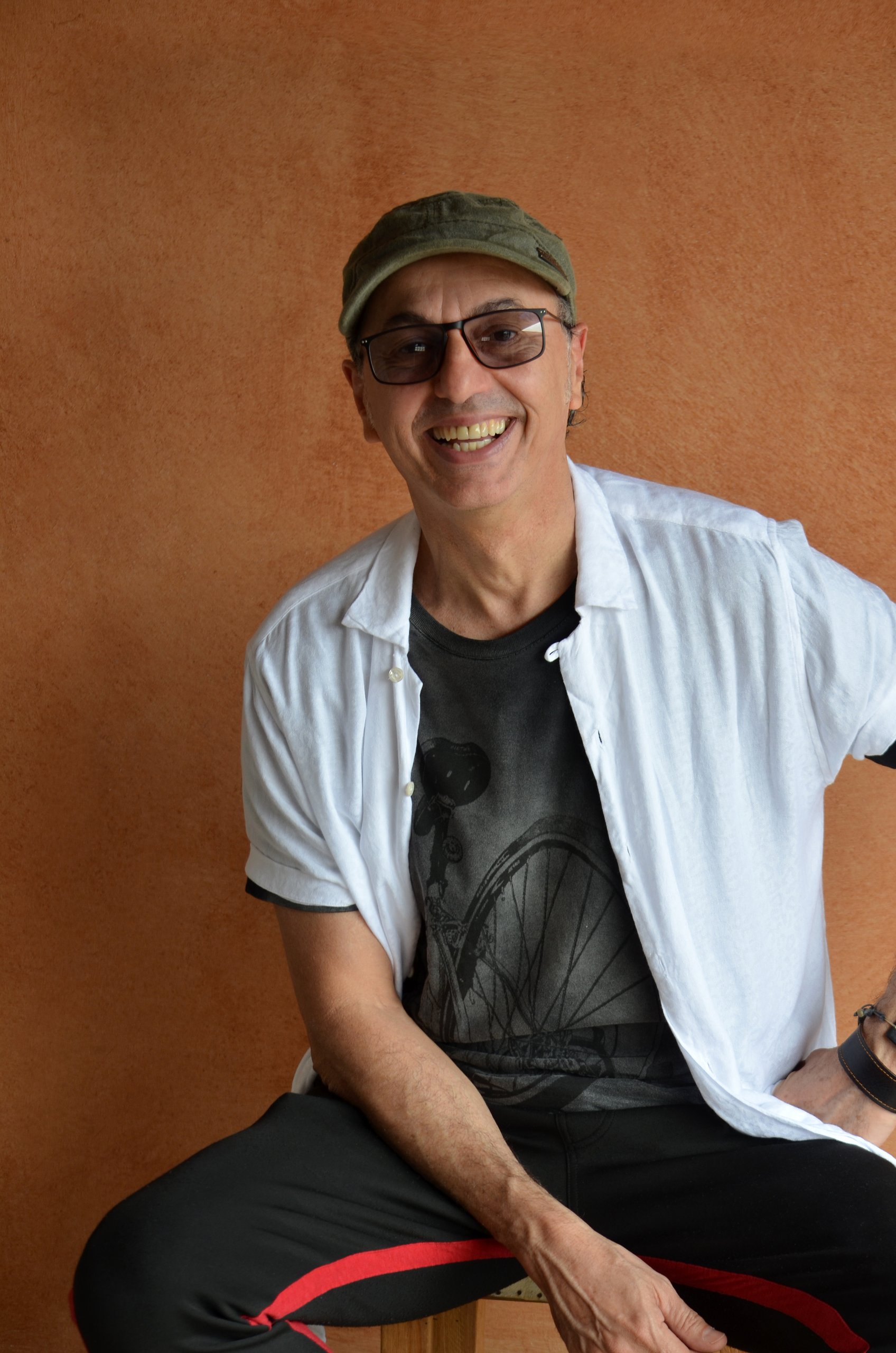 Zeca Baleiro celebra mais de três décadas de carreira em temporada de piano e voz em Belém